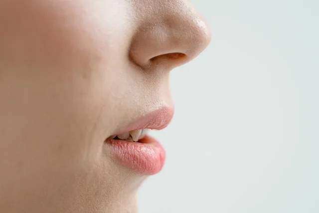 Опущение уголков губ — причины, профилактика и методы устранения